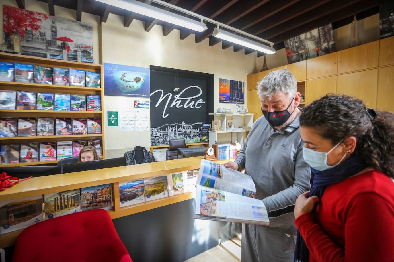 La agencia de viajes Nhue, de la plaza de San Agustín, una de las que tiene el sello de la Junta para vender paquetes que incluyan el bono turístico para el alojamiento. 