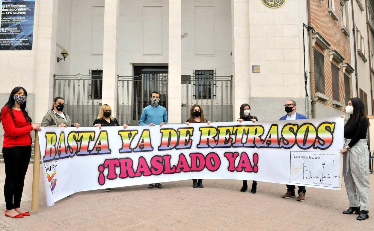 Miembros de la Comisión Pro-Traslado ante uno de los edificios de la Escuela Politécnica Superior. 