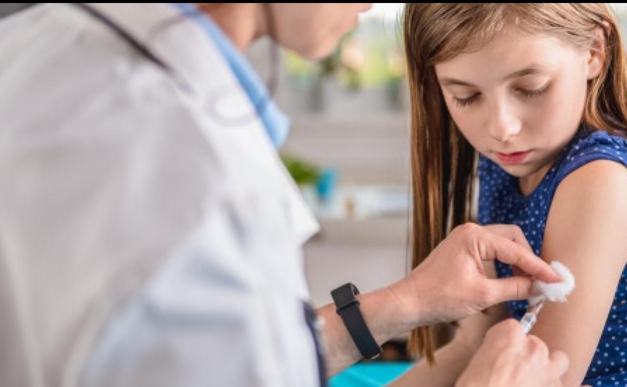 Sanidad asegura que la vacuna de la gripe es segura para pacientes de covid y alerta de su importancia