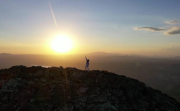 Imagen principal - Varios planos del vídeo clip 'Madre Tierra'