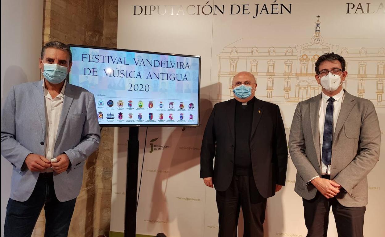 Ángel Vera, Francisco Juan Martínez Rojas, y el director de este certamen, Javier Marín. 