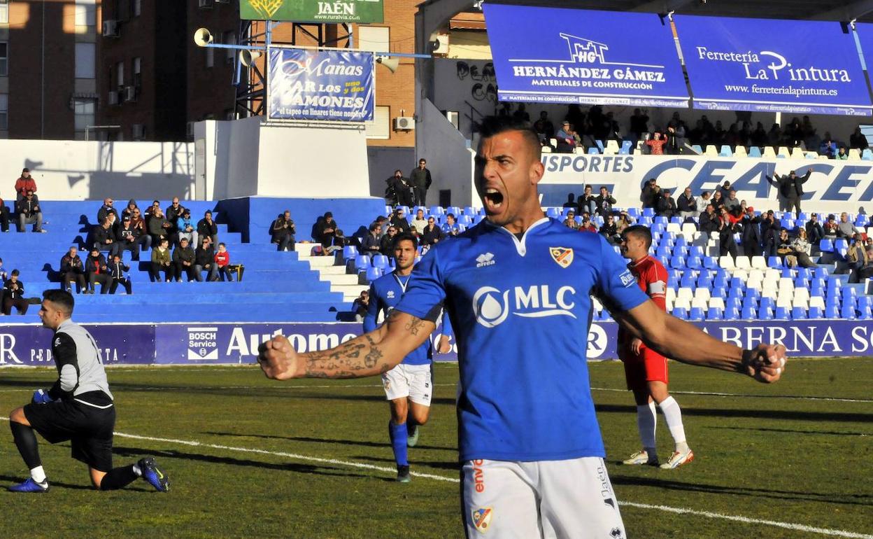 Chendo celebra un gol con el Linares Deportivo. 