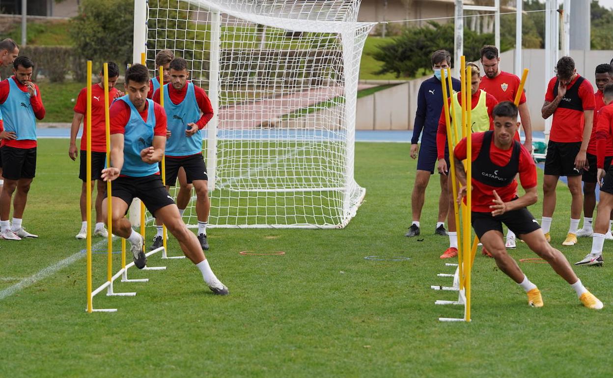 César de la Hoz, que puede volver al once, trata de superar obstáculos, como la UDAlmería con el Cartagena. 