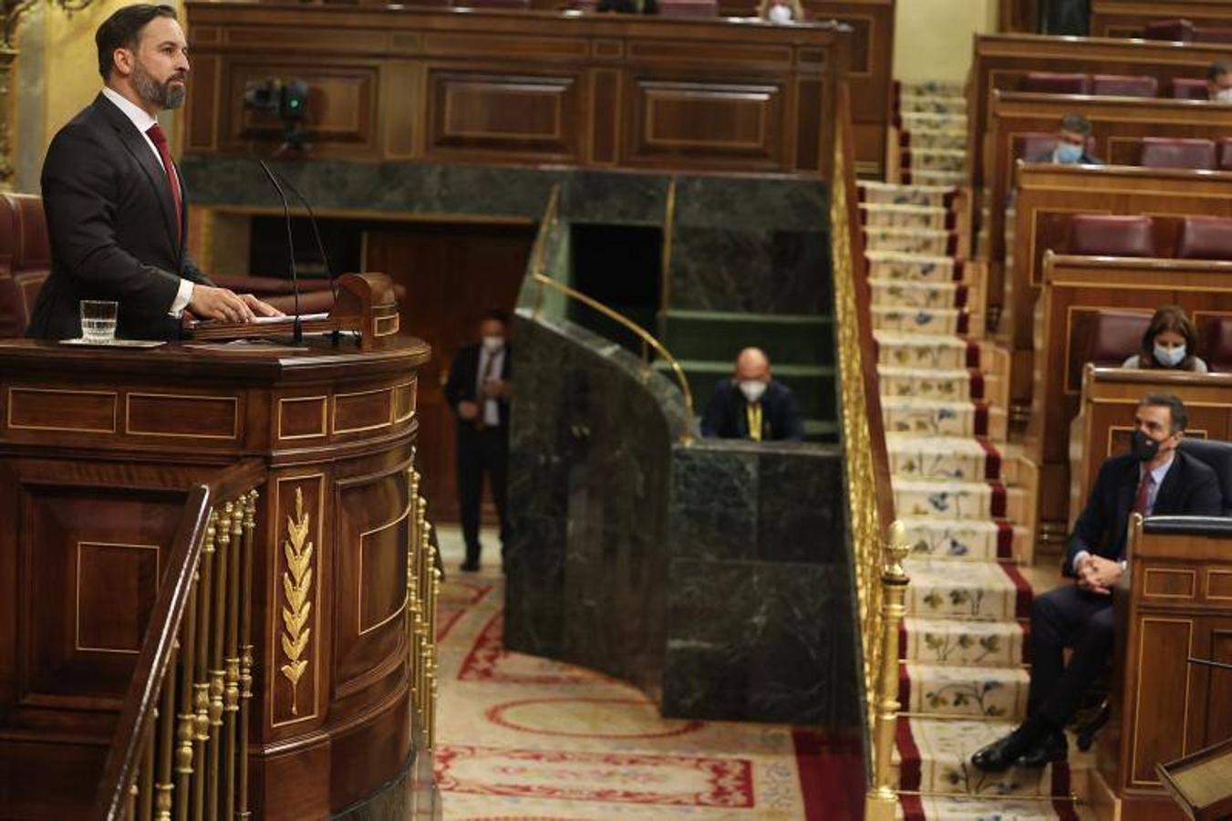 Abascal habla ante la atenta mirada de Sánchez. 