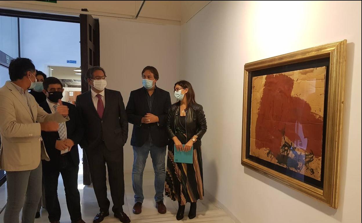 Recorrido de las autoridades por la exposición inaugurada en las Baños Árabes. 