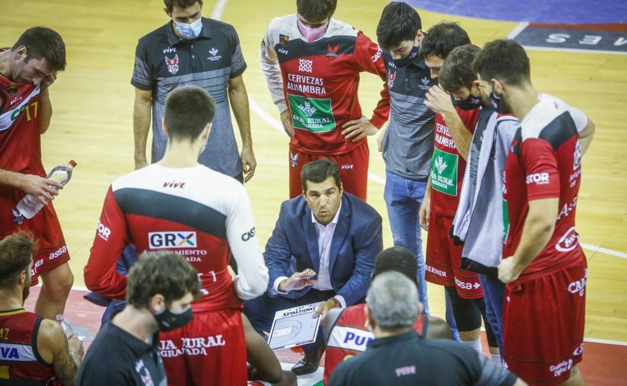 Pablo Pin da instrucciones a sus jugadores durante una pausa del partido ante Levitec Huesca. 