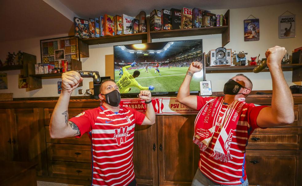 Óscar y David celebran un gol del Granada frente a la videoconsola.