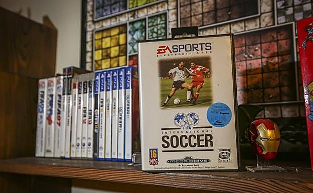 El FIFA de 1993 para Mega Drive, una reliquia en casa de Óscar. 