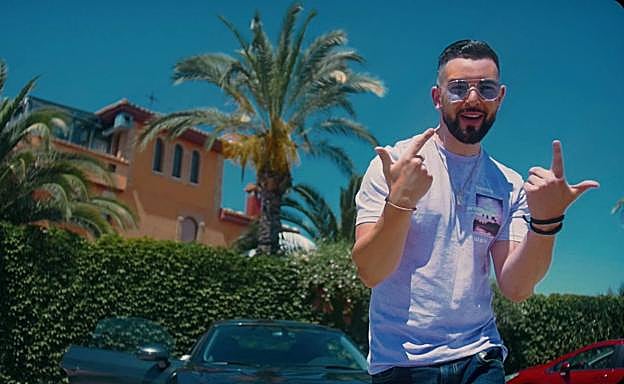 Fotograma del vídeo 'Presumida' de SamB. 