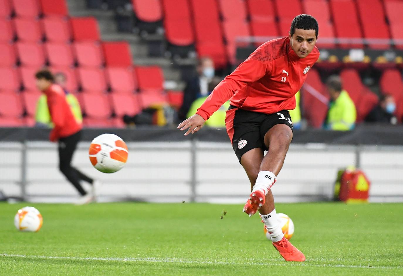 El encuentro se celebra en el en el Philips Stadion.