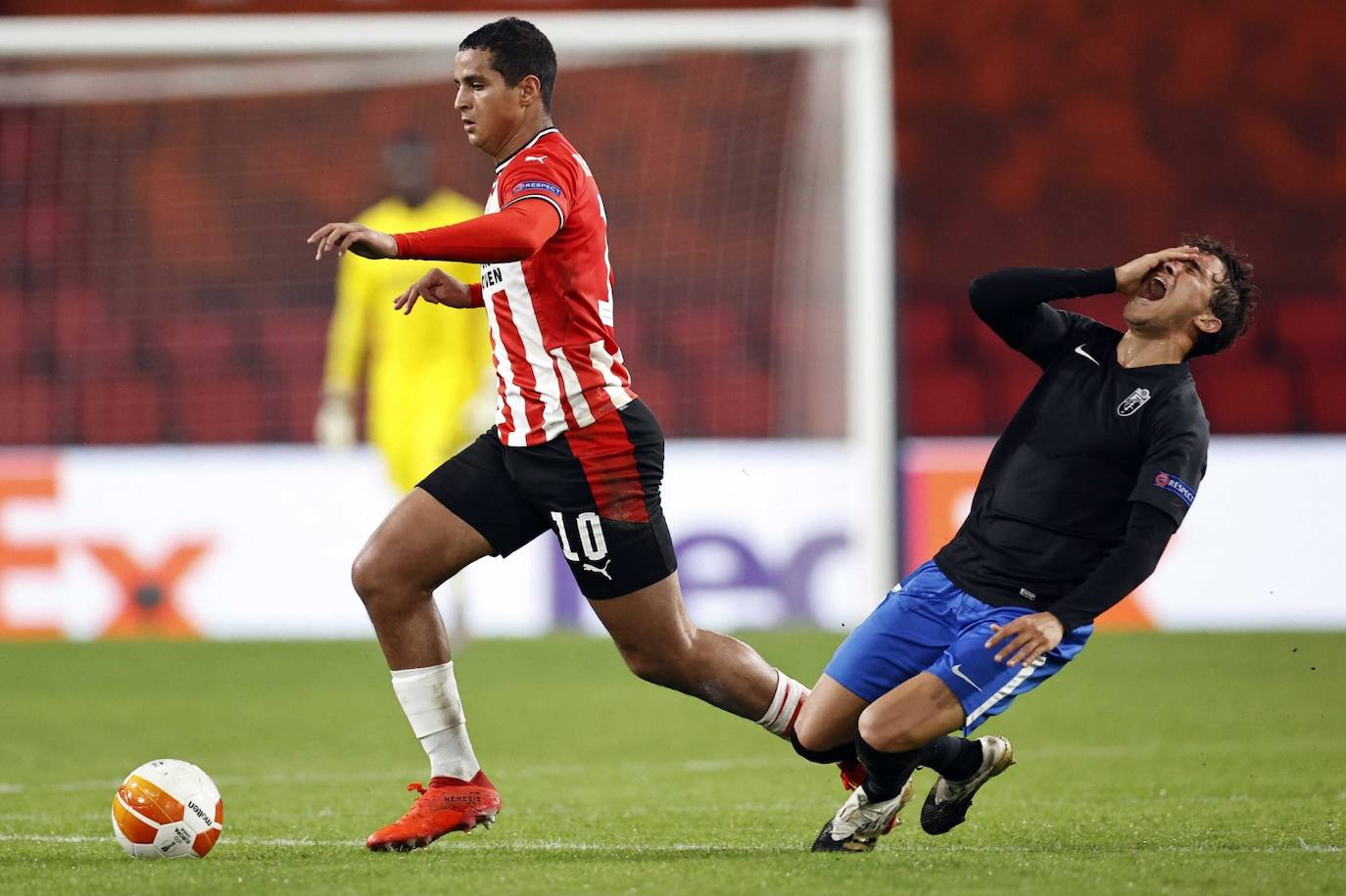 El encuentro se celebra en el en el Philips Stadion.