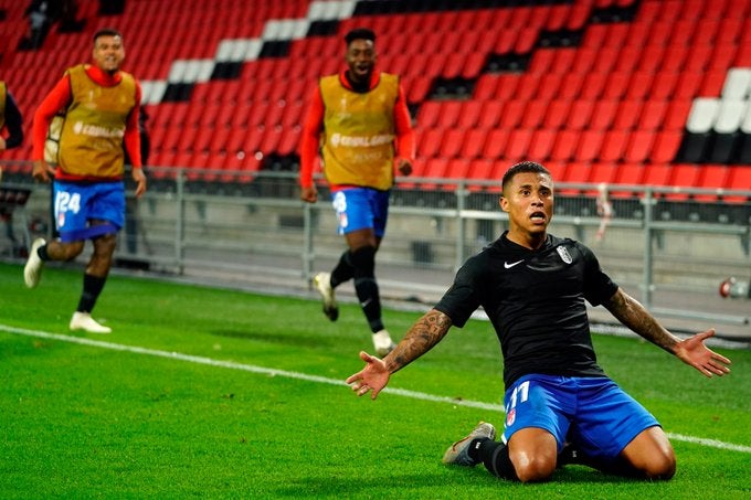 El encuentro se celebra en el en el Philips Stadion.