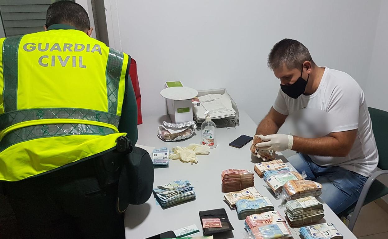 Descubren en Granada a un hombre que llevaba 128.000 euros sin declarar en el airbag y el maletero del coche