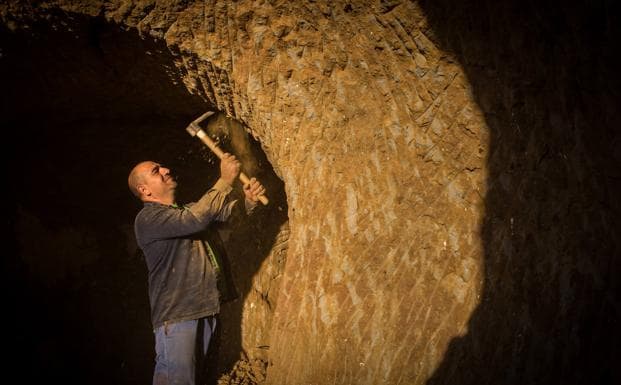 Picando la entrada de una cueva con más de cinco siglos de antigüedad. 