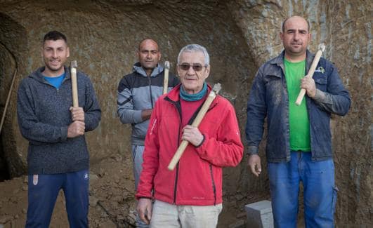 Pepe, en primer plano, junto al resto de compañeros de la cuadrilla. Todos con el pico al hombro. 