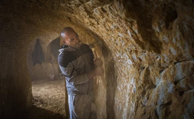 Arcilla y polvo. El día a día de los picadores de cuevas.