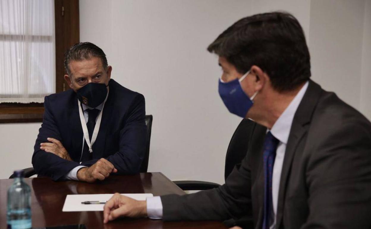 Encuentro entre el vicepresidente de la Junta, Juan Marín, y el alcalde de Linares, Raúl Caro. 