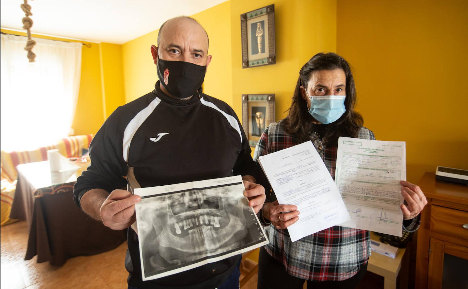 Bienvenida y su esposo, vecinos de Atarfe y afectados, muestran su contrato. 