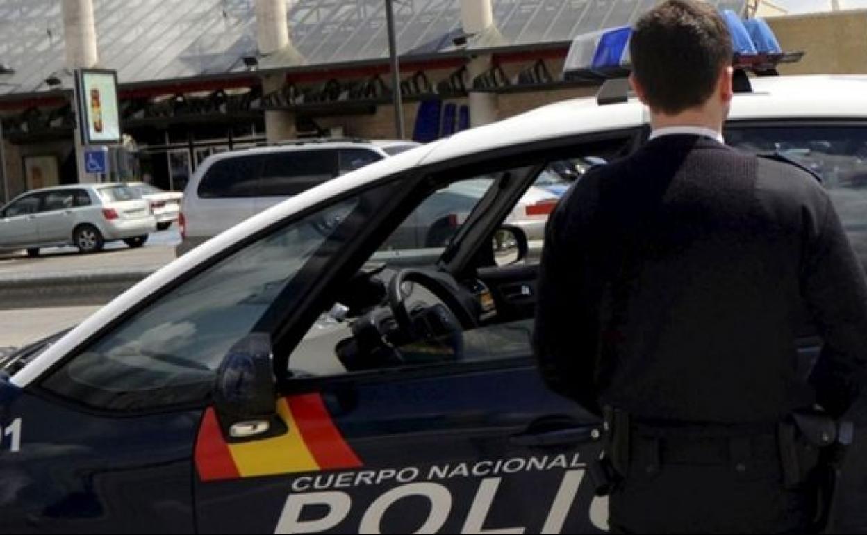 Atracan a punta de navaja a un sin techo en Granada que dormía en un parking y los cazan horas después