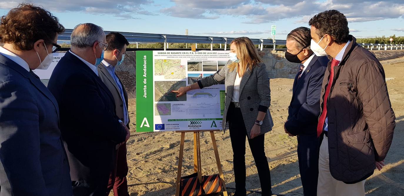 La consejera Marifrán Carazo explica las actuaciones en la carretra a Jabalquinto. 