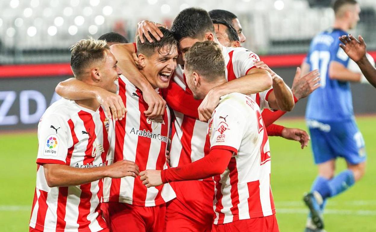 Los rojiblancos celebran la victoria frente al Fuenlabrada, basada en encontrar el equilibrio. 