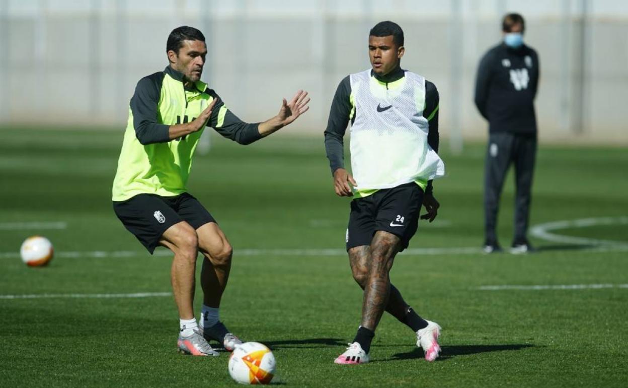 Jorge Molina y Robert Kenedy, en el entrenamiento de este martes. 