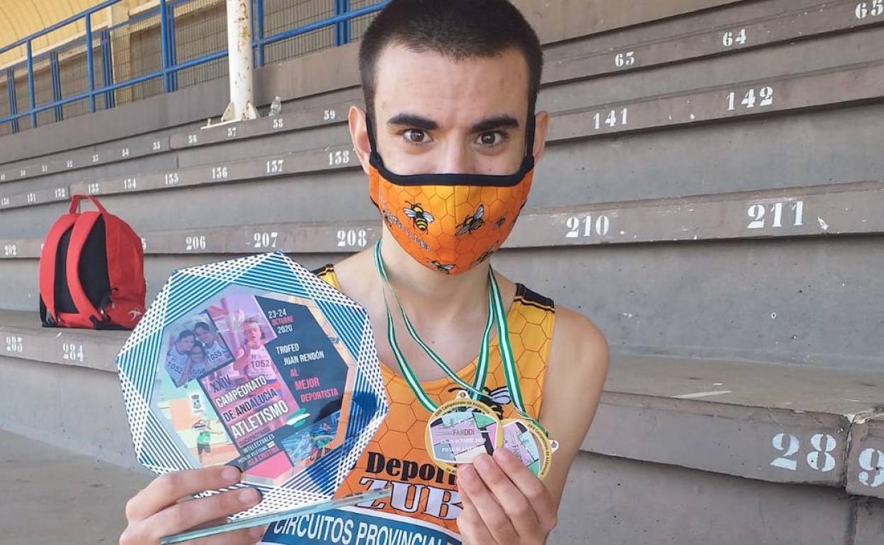 Jesús Sánchez Águila, con sus medallas. 