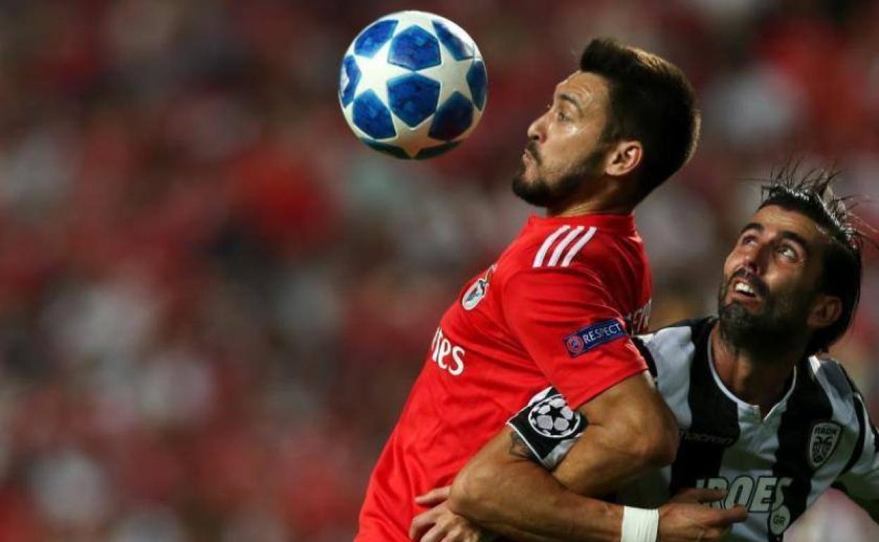 Crespo defiende a Ferreyra, delantero del Benfica, en un cruce en Champions League. 