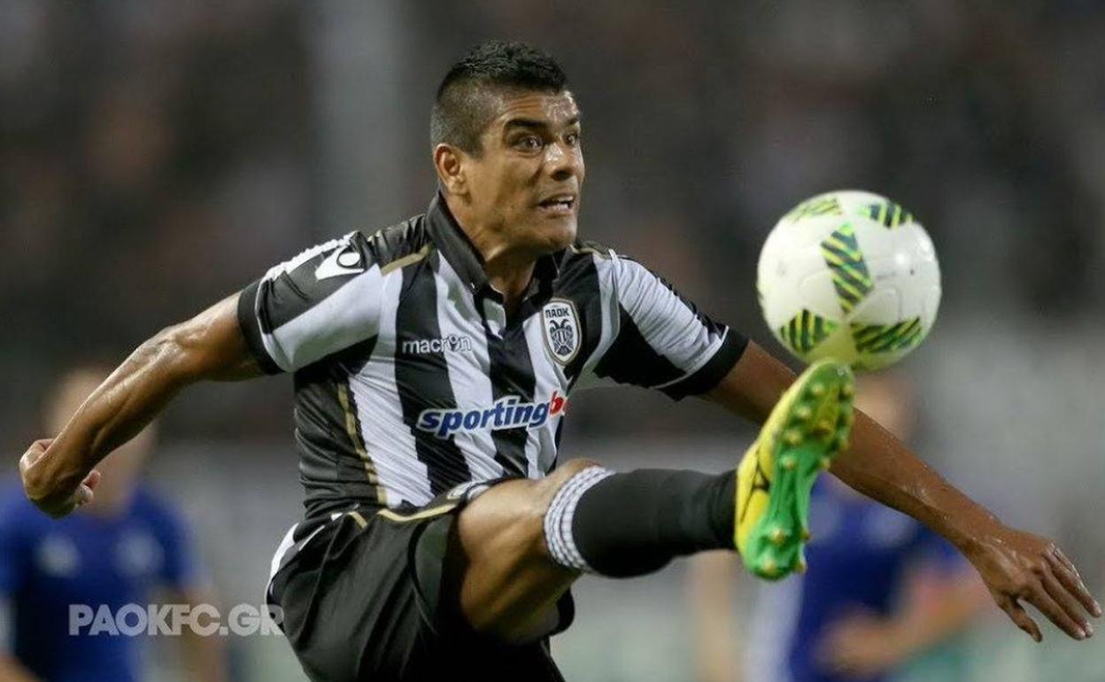Leo Matos controla un balón durante un partido con el PAOK. 