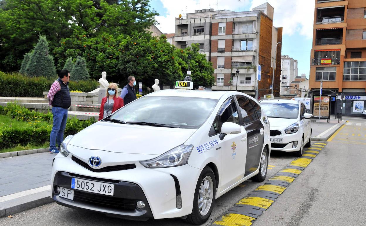 Taxistas estacionados en la parada de Santa Margarita. 