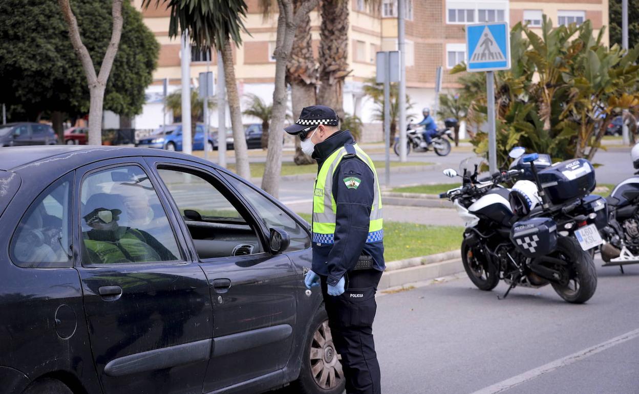 Motril blinda Playa Granada en el puente para evitar el 'éxodo' de granadinos confinados por el coronavirus