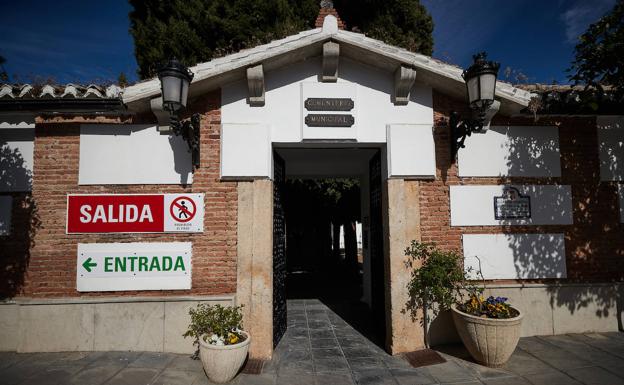 La entrada y la salida del cementerio de Armilla han sido diferenciadas. 