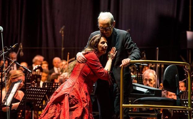 Dulce Pontes y Ennio Morricone, tras interpretar el tema principal de la película en Madrid. Fue la última pieza que el maestro ofreció en España.