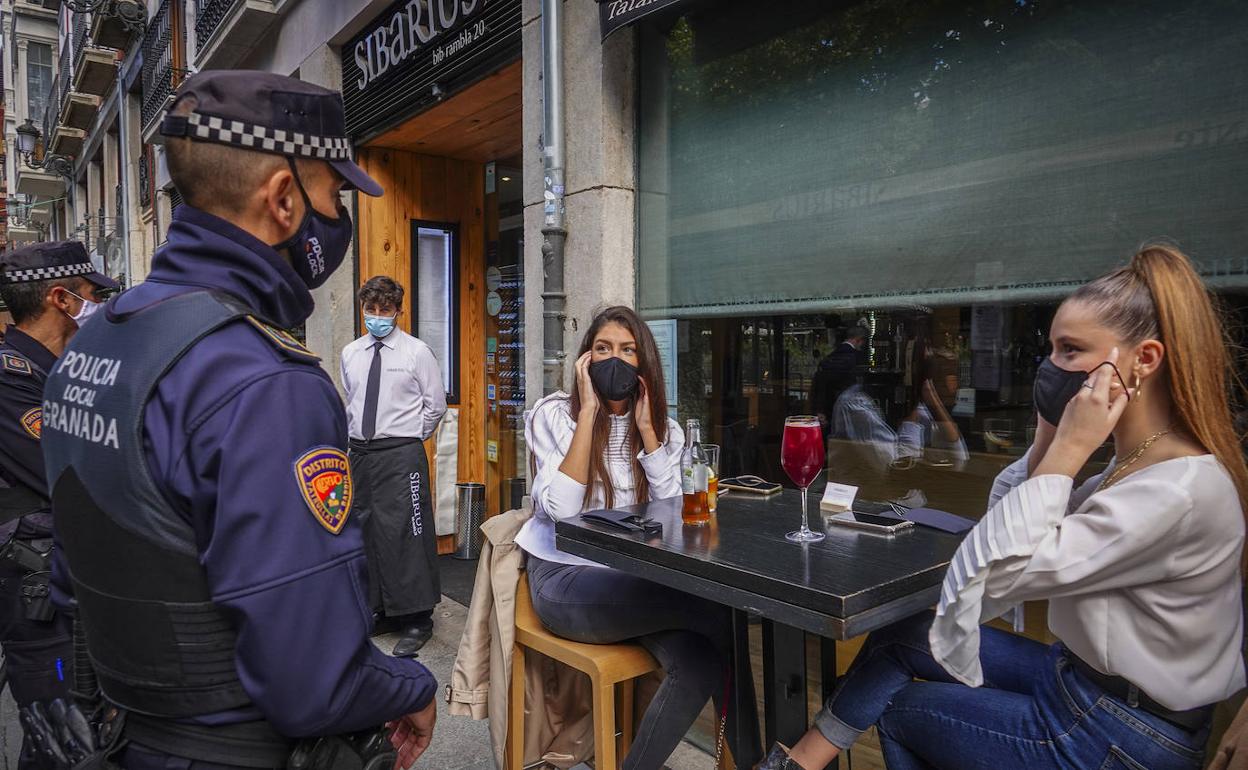 La Policía Local informa a los usuarios y camareros de los bares y restaurantes de la obligación de usar la mascarilla en todo momento menos cuando de bebe o comer.