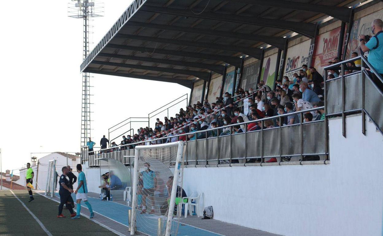 La grada del Municipal de Veracruz, en Villacarrillo, durante la primera jornada liguera. 