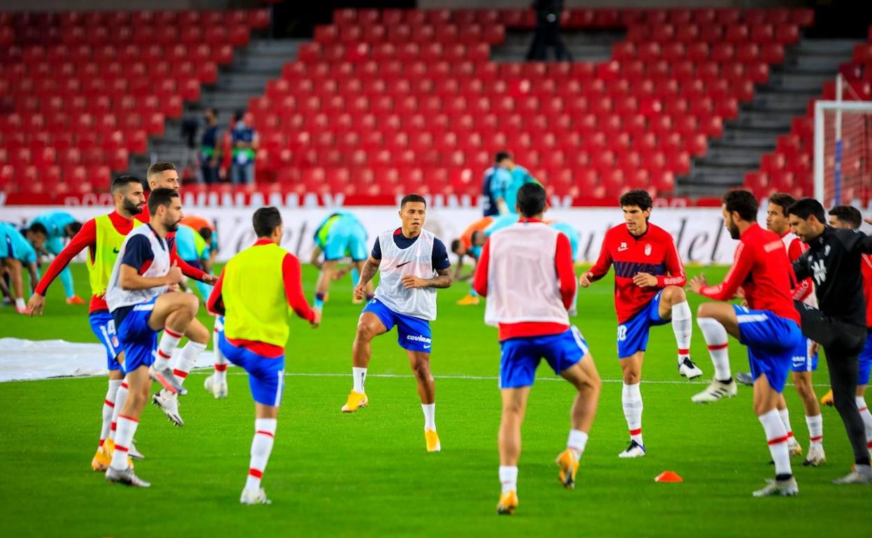 Los futbolistas del Granada calientan antes de su duelo contra el Levante. 