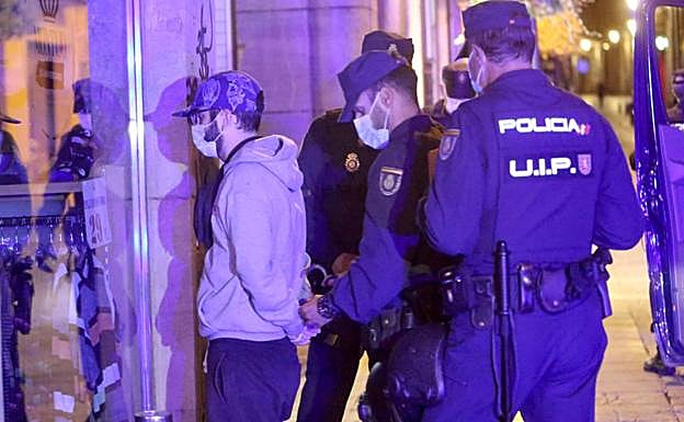 Un detenido por la quema de contenedores en Granada tras la concentración contra las restricciones