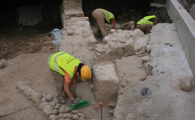 Excavación del mausoleo, que se instroduce por debajo del Camino de Ronda. 