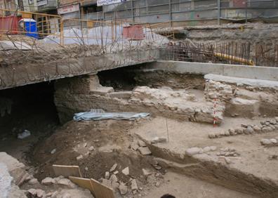 Imagen secundaria 1 - Trabajos de excavación del mausoleo y enterramientos.