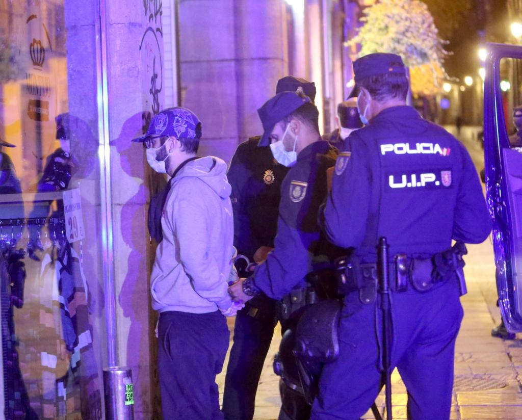 Entre las diez de la noche y las tres de la madrugada la Policía Local y los Bomberos tuvieron que intervenir en varios puntos de la capital