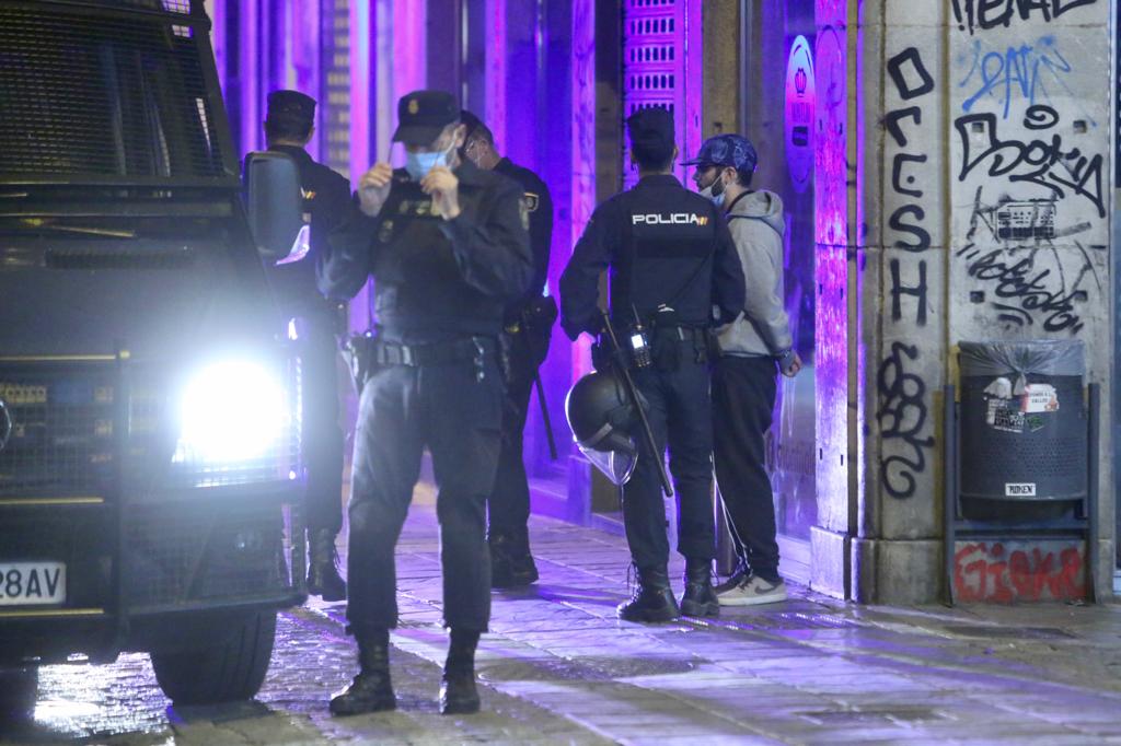 Entre las diez de la noche y las tres de la madrugada la Policía Local y los Bomberos tuvieron que intervenir en varios puntos de la capital