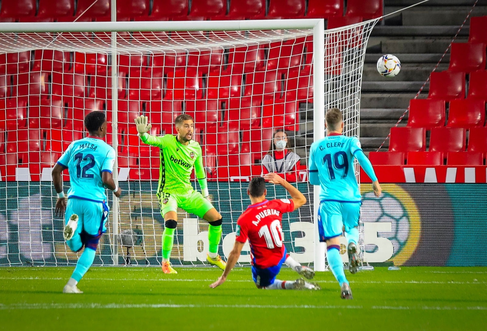 Revive en imágenes el encuentro entre rojiblancos y granotas