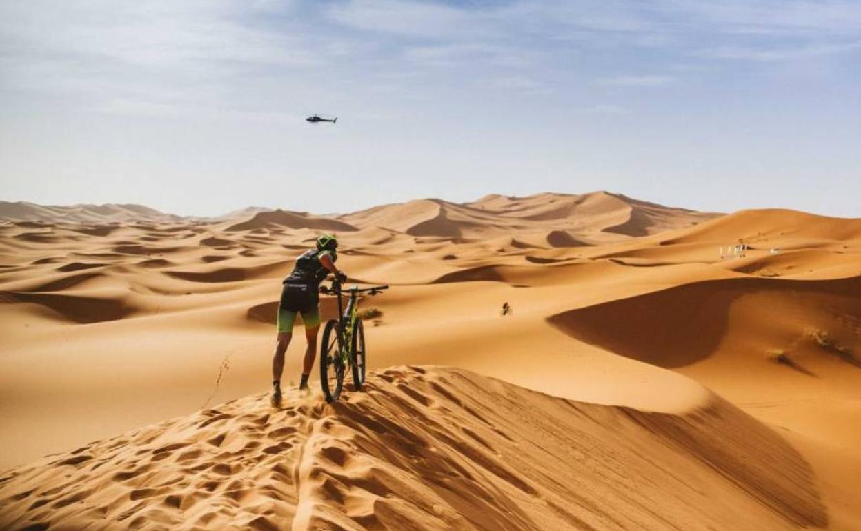 Las dunas del desierto marroquí dejan paso a los paisajes cinematográficos almerienses. 