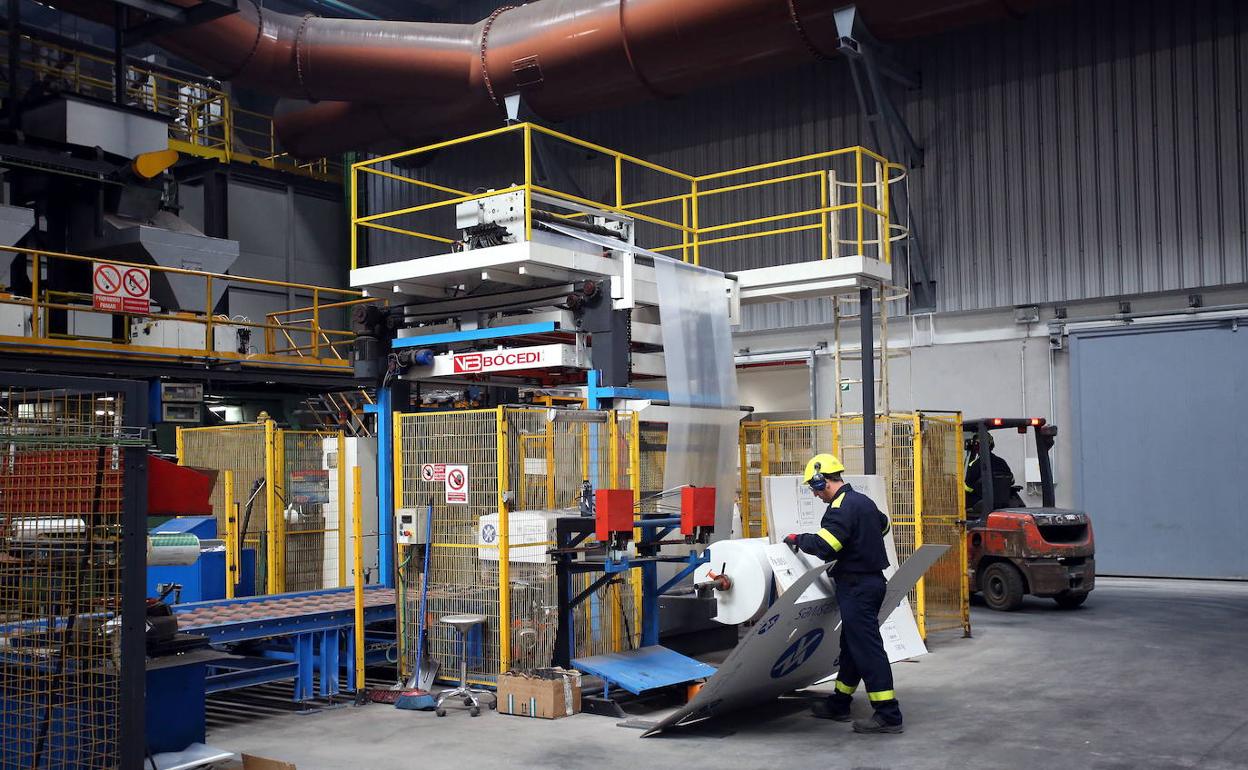 Un trabajador en una factoría de Balmaseda 