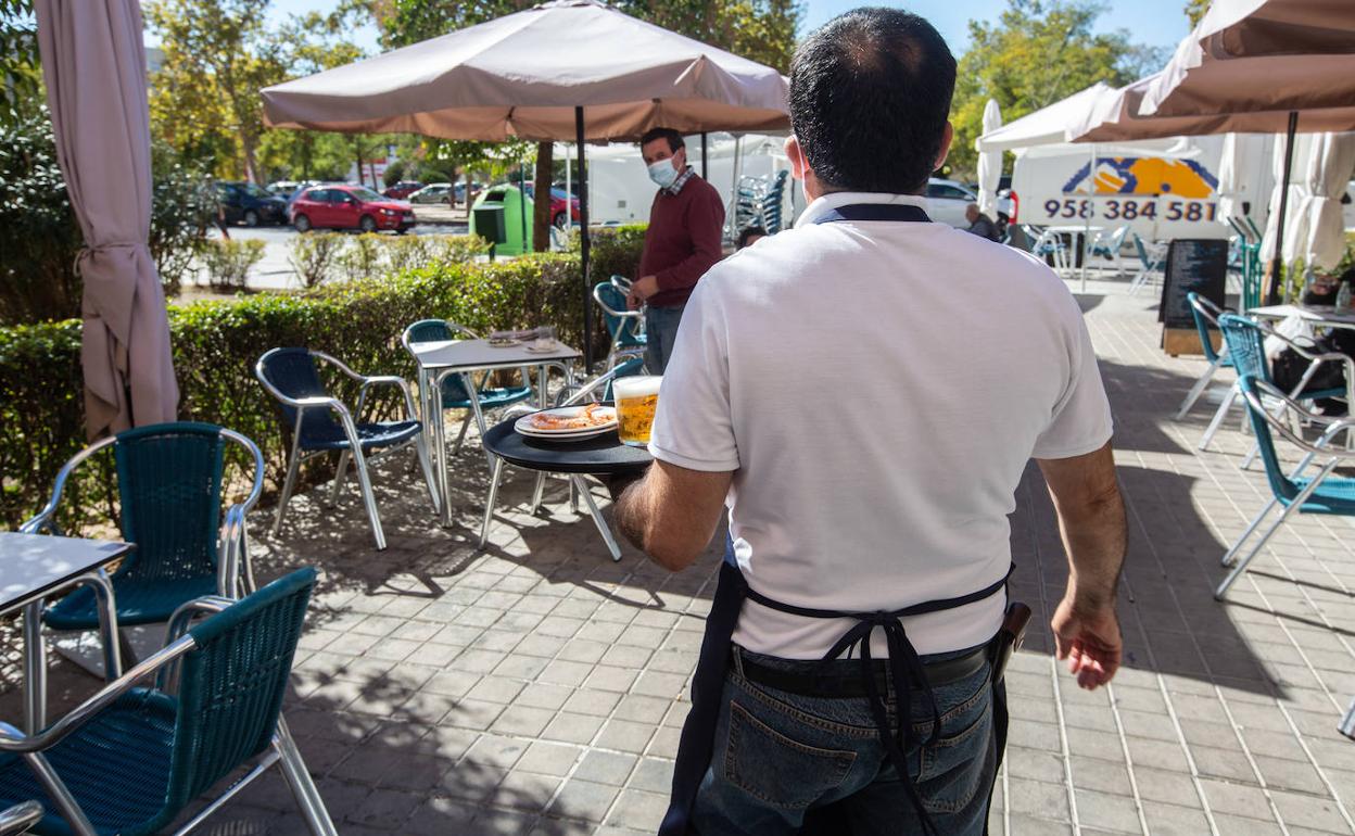Un camarero trabajando en una empresa de hostelería de Granada durante el periodo de cierre de la ciudad. 