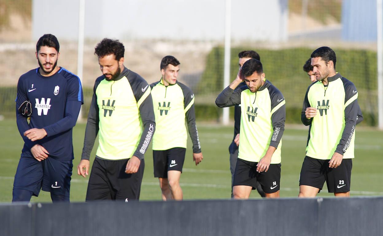 Los futbolistas del Granada salen a calentar en un entrenamiento previo en la Ciudad Deportiva. 