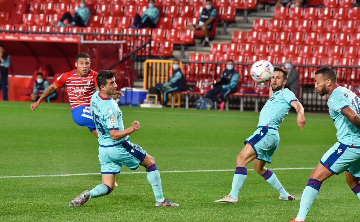El colosal lanzamiento de Darwin Machís que significó el gol del Granada, ante el que se quedaron absortos los defensores del Levante. 