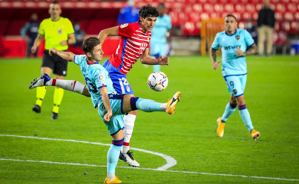 Jesús Vallejo defiende una acción junto a Bardhi el pasado domingo. 