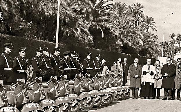 Imagen principal - Arriba, una imagen propagandística del régimen franquista, con un sacerdote inaugurando las vespas de la Policía. Abajo, José Calvo Poyato y la portada de su último libro.