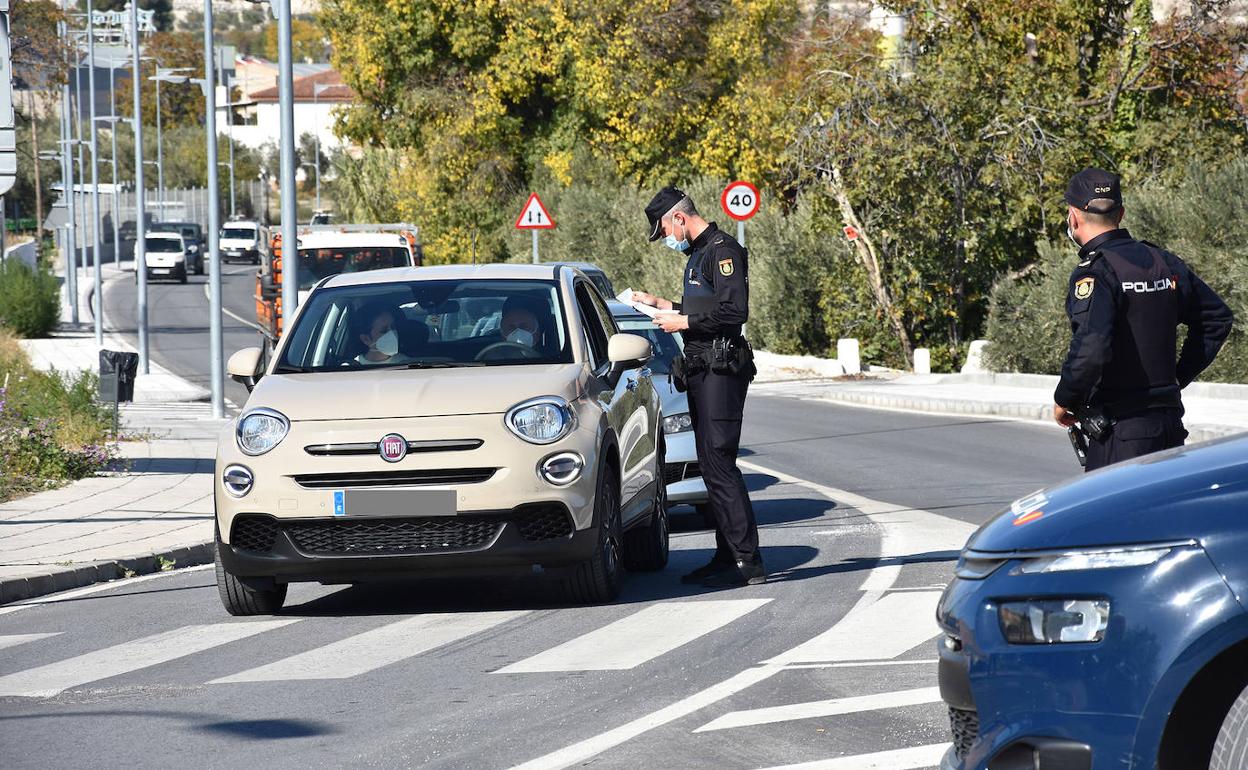 Un control policial en Baza este pasado fin de semana.